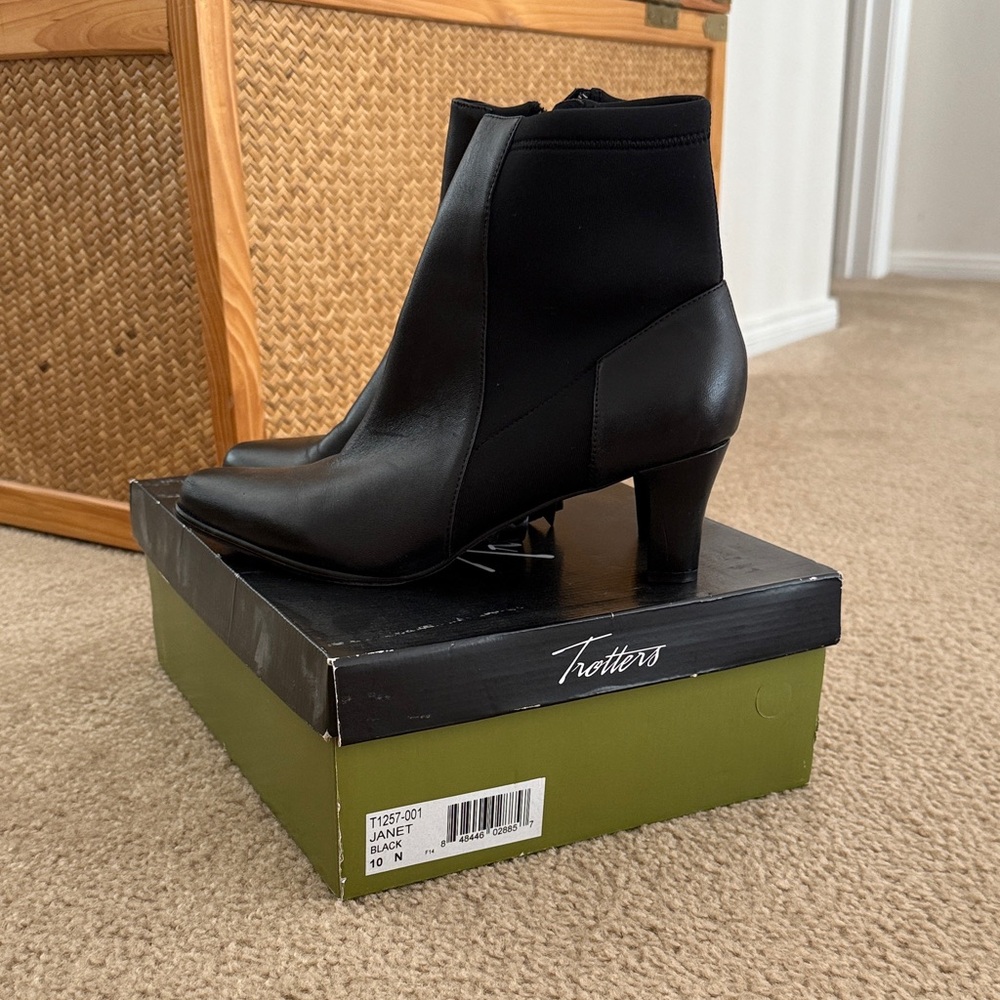 Trotters Women's Sleek Black Heeled Boots